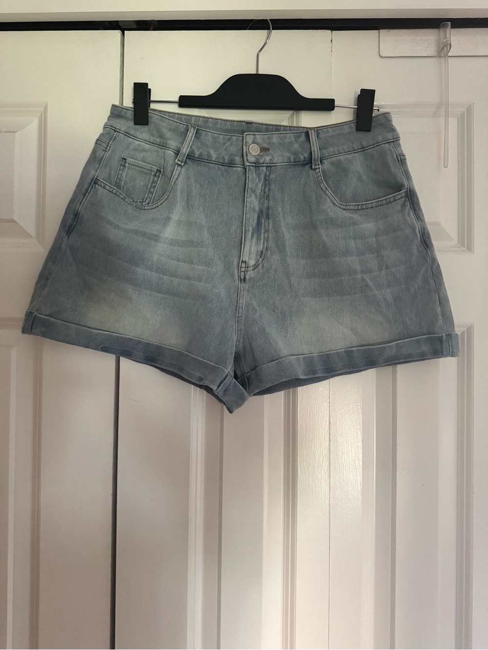 NWT Halara Light Wash High-Waisted Cuffed Denim Shorts - Size L